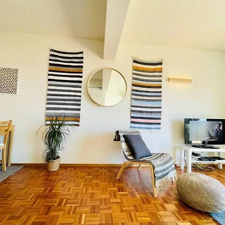Avenue Q, In Apartment Luz