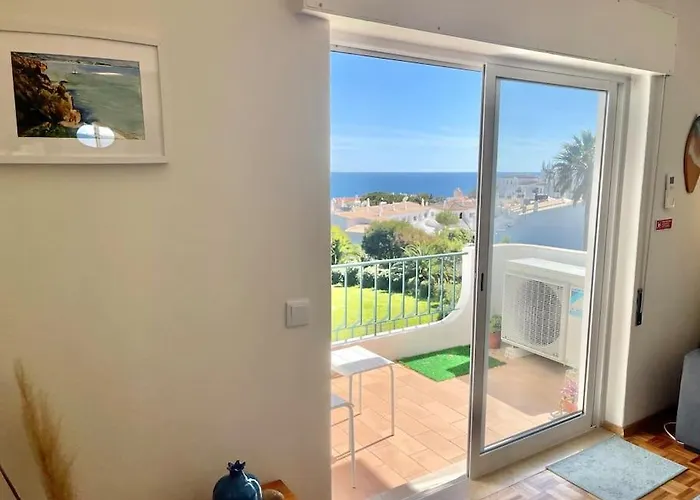 Avenue Q, In Lejlighed Luz