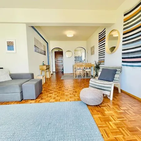 Avenue Q, In Apartamento