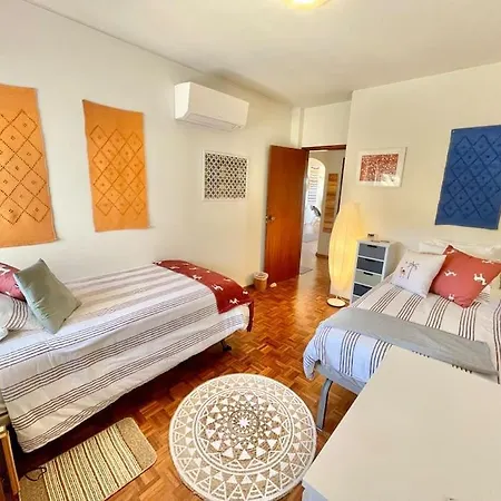 Avenue Q, In Apartamento