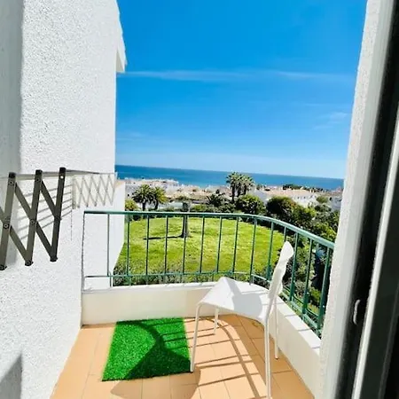 Avenue Q, In Praia Da Luz