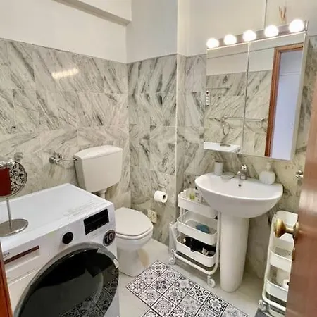 Avenue Q, In Apartamento Luz