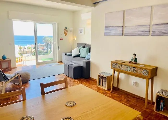 Avenue Q, In Apartamento Luz